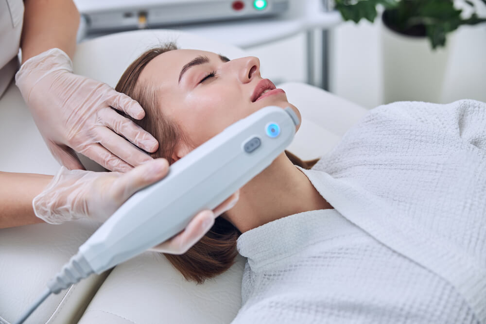 แก้มหย่อนคล้อย